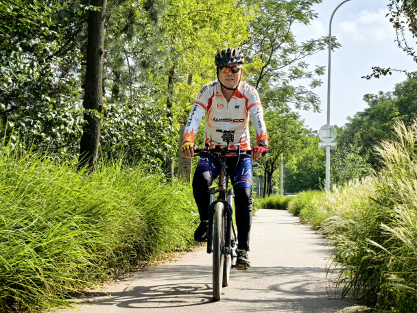 他还发现附, 且没有设置, 树荫成廊 他还发现附, 且没有设置, 树荫成廊