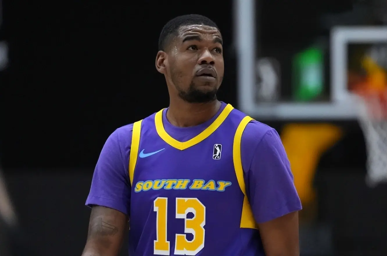 琼斯根本无, AA 琼斯根本无, AA